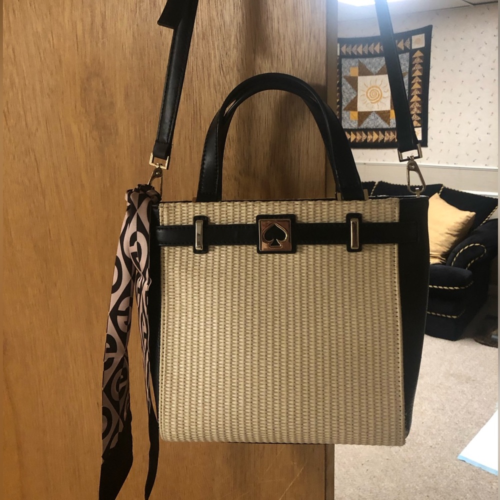 Elegant Black and Cream Handbag - Picture 2 of 13